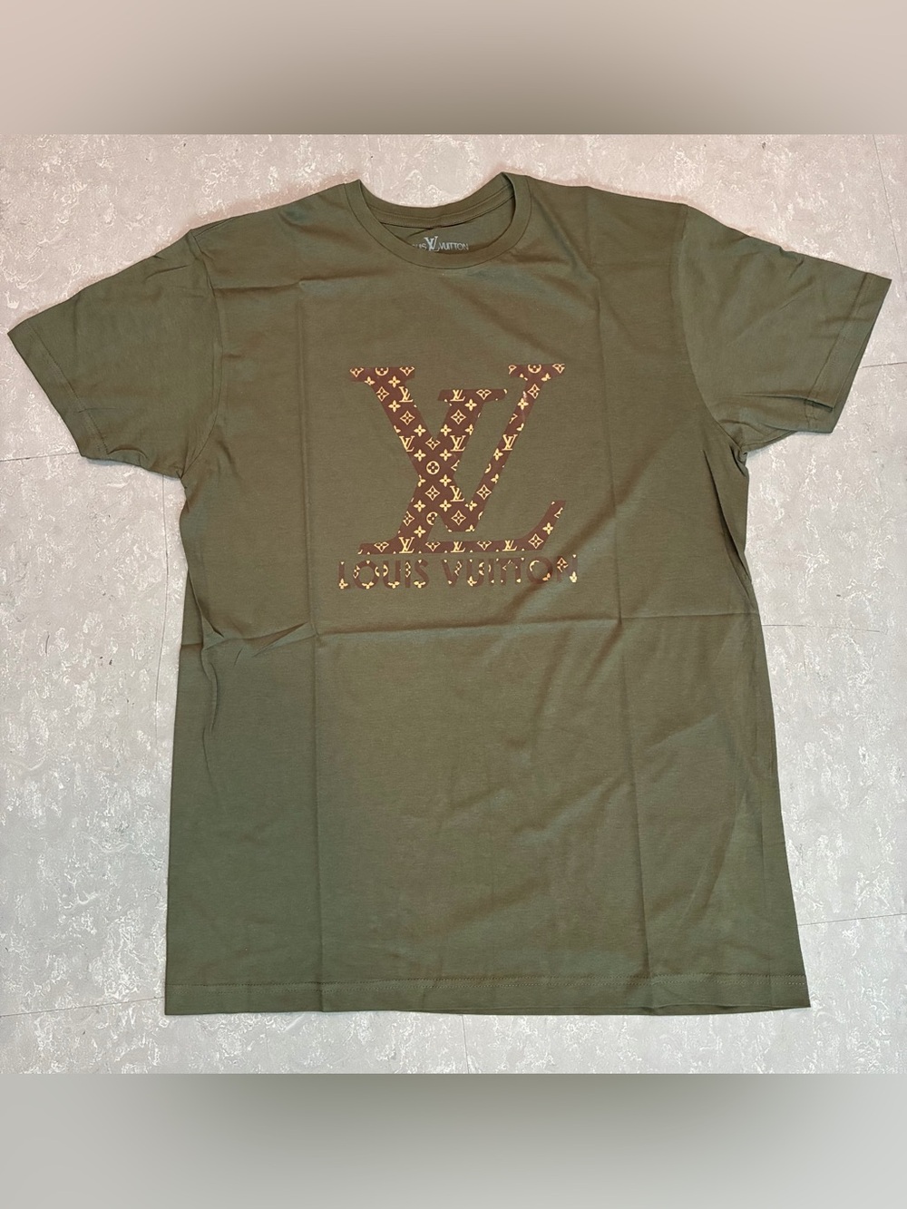 New! Men’s Army Green Luxury LV Graphic T-shirt Size Medium